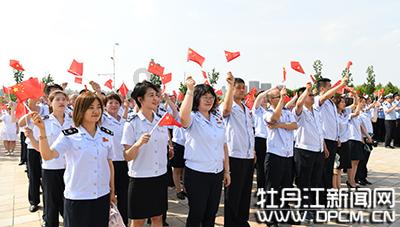 发现惊喜!白色T恤搭黑色皮裙,时尚好看又彰显成熟的气息,你喜欢这种洋气的穿搭吗?带你了解冷知识的秘密!